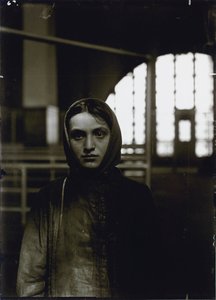 Jovem judia russa, Ellis Island, 1905