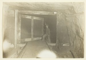 Jovem caçador na mina de carvão da Virgínia Ocidental) de Lewis Wickes Hine