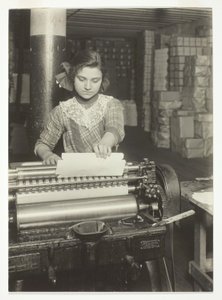 Jovem trabalhador numa fábrica de caixas de papel de Lewis Wickes Hine