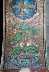 Flores e pássaros, mosaico na primitiva igreja cristã de Panagia Ahiropiitos ou Panagia Acheiropoietos, também chamada Achiropita (que não é criada pela mão humana), Salónica, Macedónia Central, Grécia, século V (foto) de Unbekannt Unbekannt