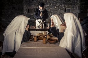 Reencenação histórica: Oração antes do jantar no refeitório, mosteiro da Ordem dos Hospitalários (1250-1291), Acre, Israel de Unbekannt Unbekannt
