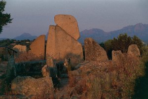 Itália, Sardenha, Arzachena, província de Olbia-Tempio, túmulo de Li Longhi Giants, vista traseira de Unbekannt Unbekannt