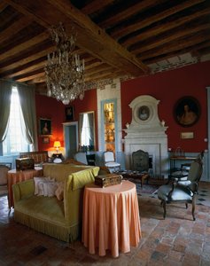 Sala com teto com vigas e móveis em estilo Luís XV e Luís XVI, Castelo de Reaux, Chouze-sur-Loire, Indre-et-Loire, França (foto) de Unbekannt Unbekannt