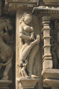 Alívio retratando um Surasundari (beleza celestial), templo Parshvanatha, grupo de monumentos Khajuraho (Lista do Patrimônio Mundial da UNESCO) de Unbekannt Unbekannt