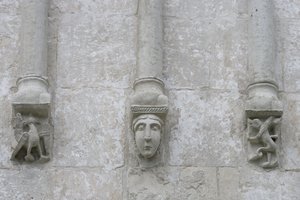 Rússia, Vladimir, Bogolyubovo. Decorações esculpidas da Igreja de Intercessão da Virgem Santa no Rio Nerl de Unbekannt Unbekannt