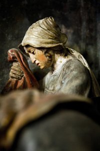 Peça de altar, painel direito, detalhe, A Deposição da Cruz (pedra pintada) de Ligier Richier
