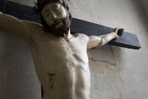Cristo na Cruz, detalhe (madeira pintada) de Ligier Richier