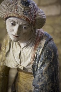 Mulher santa em um capô (pedra pintada) de Ligier Richier