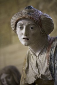 Mulher santa em um capô (pedra pintada) de Ligier Richier