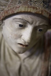 Mulher santa em um capô (pedra pintada) de Ligier Richier