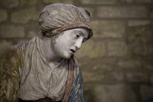 Mulher santa em um capô (pedra pintada) de Ligier Richier