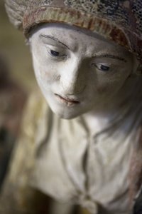 Mulher santa em um capô (pedra pintada) de Ligier Richier