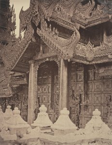 Amerapoora: Entrada de Pyathat no leste de Maha-too-lo-Bounghian Kyoung de Linnaeus Tripe