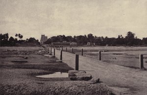 Madura: O rio Vygay, com Causeway, em frente a Madura, janeiro-fevereiro de 1858 (foto) de Linnaeus Tripe