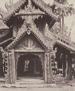 Pugahm Myo: entrada esculpida no pátio de Shwe Zeegong Pagoda de Linnaeus Tripe