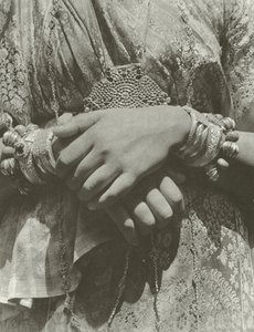 Mãos de uma senhora Kandyan (foto a p/b) de Lionel Wendt
