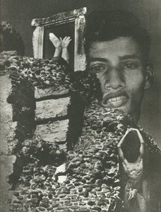 A miséria das perplexidades equilibradas (foto a p/b) de Lionel Wendt