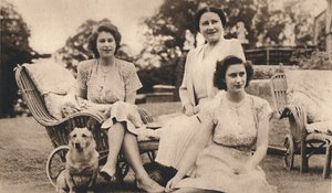 Sua Majestade a Rainha com as Princesas Reais, c1950. de Lisa Sheridan
