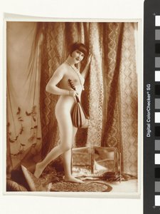 Nua Feminina em pé de Léo