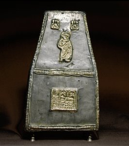 Arqueologia da Idade Média (Idade Média). Arte Bárbara da Lombardia: Caixa de prata para receber relíquias (relicário). Arte Lombarda, século VIII - IX. O dinheiro. Cividale del Friuli, Museu Chretien, tesouro da catedral.