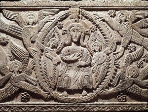 Arte lombarda: Cristo em glória, baixo relevo do altar do Duque Rachis (Ratchis ou Ratgis) - Escultura, arte lombarda, 737-744 (Relevo do Altar de Ratchis representando Cristo em glória) Cividale del Friuli, Museu Chretien, tesouro da catedrais