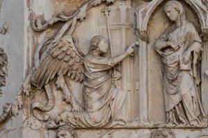 Anunciação, detalhe de Cenas da vida de Cristo, Histórias do Novo Testamento, baixos-relevos de Lorenzo Maitani (antes de 1275-1330), terceiro pilar, fachada da catedral de Orvieto, Úmbria, Itália