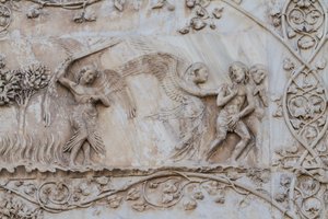 Expulso do Éden, detalhe de Histórias do Génesis, baixos-relevos de Lorenzo Maitani (antes de 1275-1330), primeiro pilar, fachada lateral da catedral de Orvieto, Úmbria, Itália