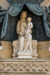 Madonna com criança na copa de bronze, por Lorenzo Maitani (antes de 1275-1330), lunette acima da entrada central, fachada da catedral de Orvieto, Umbria, Itália