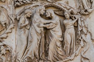 Maria visitando Isabel, detalhe de Cenas da vida de Cristo, Histórias do Novo Testamento, baixos-relevos de Lorenzo Maitani (antes de 1275-1330), terceiro pilar, fachada da catedral de Orvieto, Úmbria, Itália