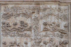 Naamah ensinando criança a ler e Tubal-cain batendo sinos com martelo; Enos, filho de Seth desenhando com bússola, Histórias do Gênesis, baixos-relevos de Lorenzo Maitani (antes de 1275-1330), primeiro pilar, fachada lateral da catedral de Orvieto, Úmbria,
