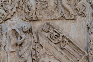 Profeta Ezequiel, detalhe de Jessé e profecias messiânicas, Histórias do Gênesis, baixos-relevos de Lorenzo Maitani (antes de 1275-1330), segundo pilar, fachada da catedral de Orvieto, Úmbria, Itália