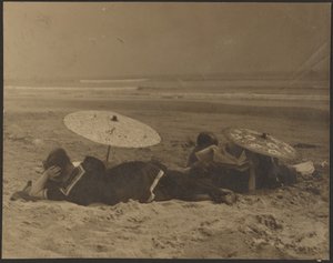 [Cena de praia com guarda-chuvas de papel]. de Louis Fleckenstein