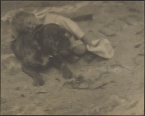 [Rapaz a descansar no cão]. de Louis Fleckenstein