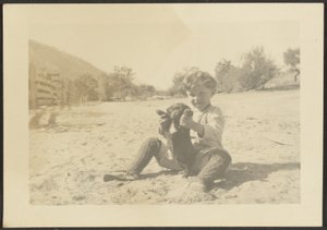 [Rapaz e cão na praia]. de Louis Fleckenstein