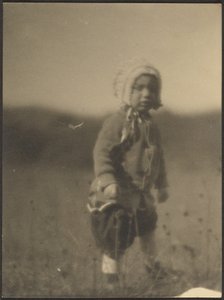 [Criança a usar um chapéu no campo]. de Louis Fleckenstein