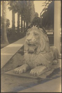 [Criança na estátua do leão] de Louis Fleckenstein