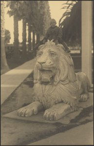 [Criança na estátua do leão] de Louis Fleckenstein