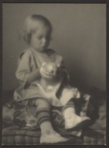 [Criança com maçã]. de Louis Fleckenstein
