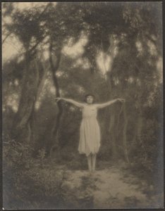 [Bailarina num jardim]