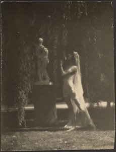Bailarina num jardim