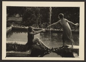 [Dançarinos na piscina].