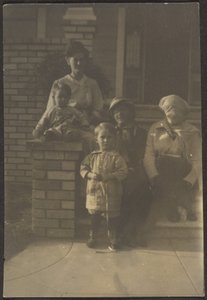 [Retrato de família no exterior da casa]. de Louis Fleckenstein