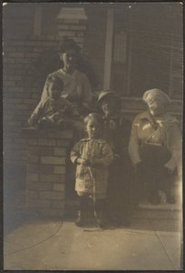 [Retrato de família no exterior da casa]. de Louis Fleckenstein