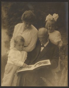 [Retrato de família com livro ilustrado] de Louis Fleckenstein