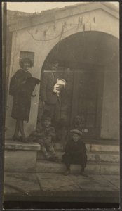 [Família em frente ao estúdio Fleckenstein em Long Beach] de Louis Fleckenstein