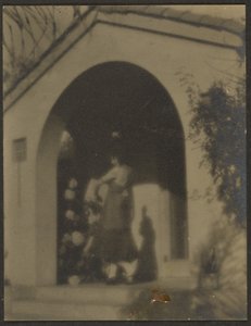 [Dançarina diante da casa]. de Louis Fleckenstein