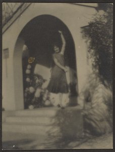 [Dançarina diante da casa]. de Louis Fleckenstein