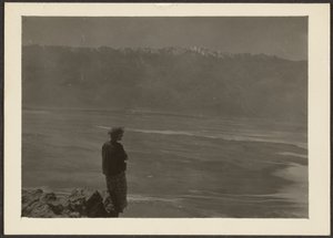 [Figura com vista para a costa]. de Louis Fleckenstein