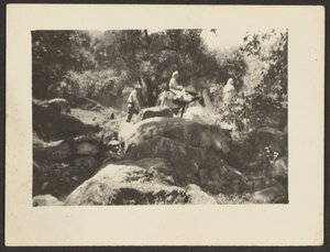 [Figuras a passar pela paisagem] de Louis Fleckenstein