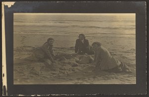 [Figuras sentadas na praia]. de Louis Fleckenstein